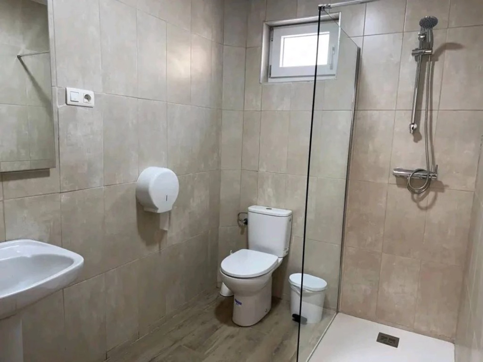 Baño del albergue municipal